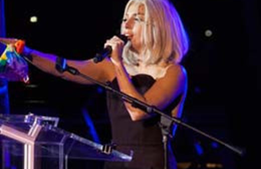 Sahnelere geri döndü!