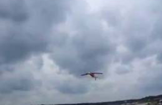 Gösteri uçağı böyle yere çakıldı!