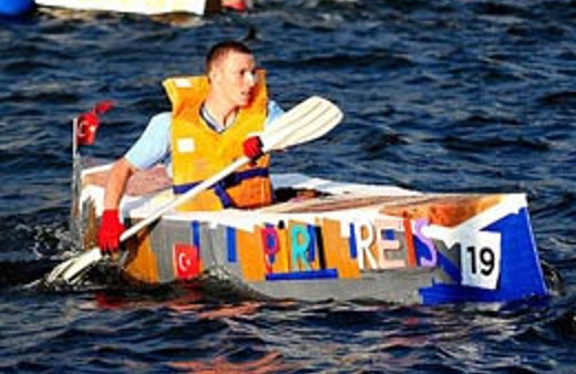 Karton tekneler yarıştı