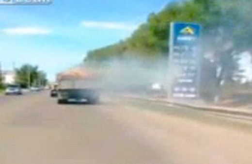 Yanan kamyonun trafik şovu!