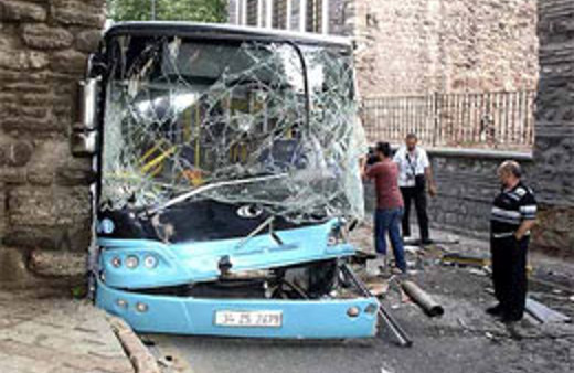 Halk otobüsü tarihi binaya çarptı