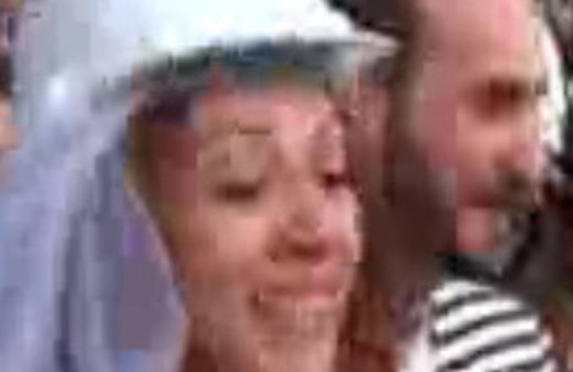 Gelinle damat barikatı aştı