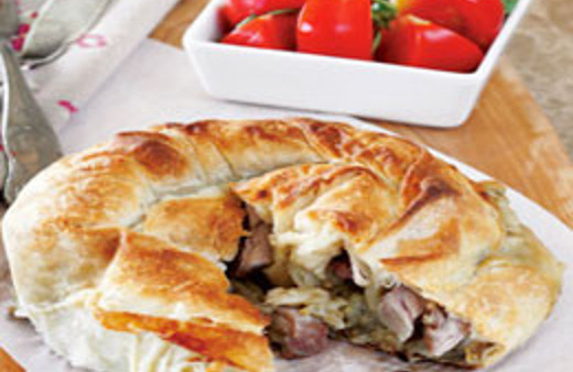 Beğendili ve kavurmalı börek