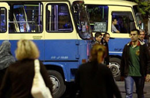 Minibüste ayakta yolcuya önlem