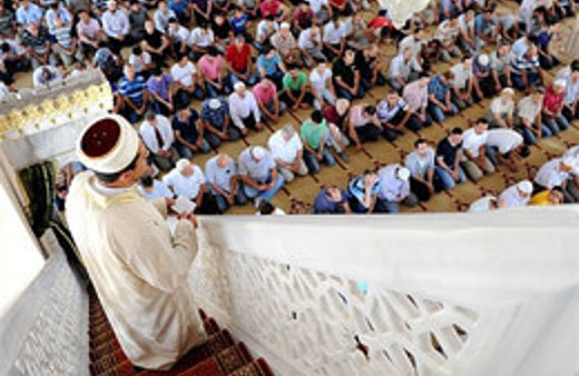 İmamın okuduğu hutbe kavga çıkardı