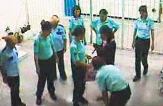 Kadın tutukluya çıplak arama kamerada