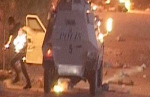 Cizre'deki gösteride iki polis yaralandı