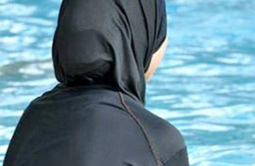 Müslüman kızlara yüzmek zorunlu