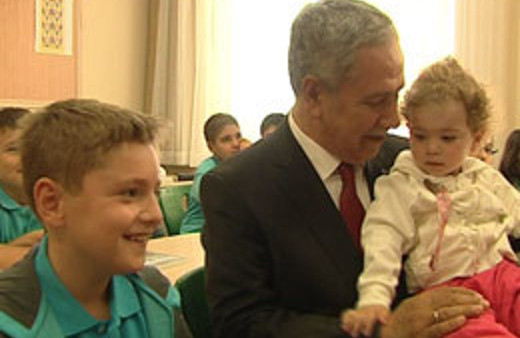 Arınç torununun okulunu gezdi