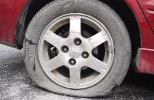 Aracın lastiğini keserek dolandırdılar