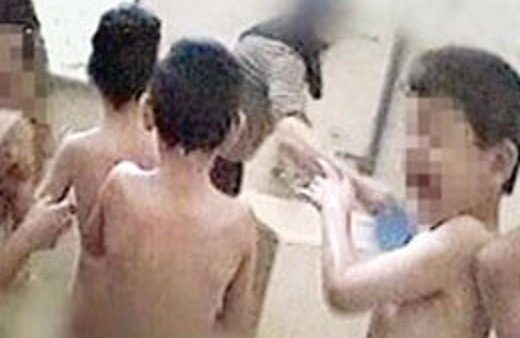 Çocuklara kakalarını yedirmişler