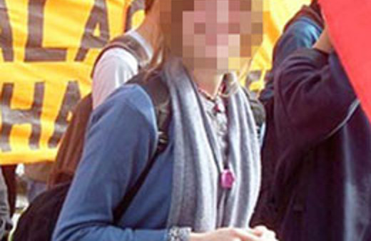 Kırmızı fular sosyalizm simgesi suçlaması