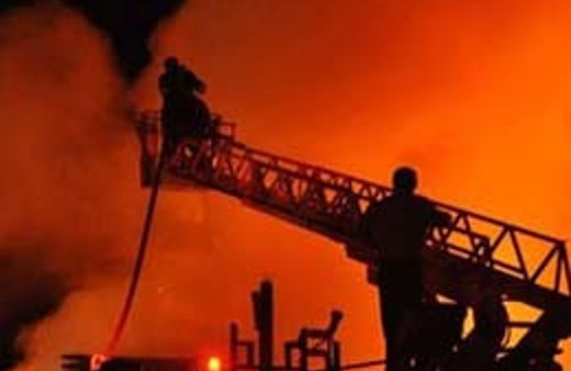 Plastik fabrikasında korkutan yangın