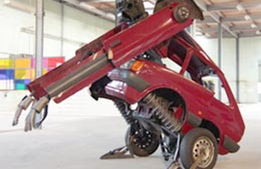 Otomobilini 3 ayda robota çevirdi