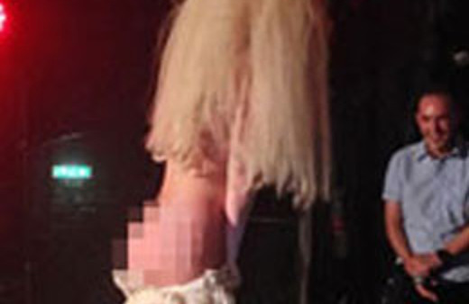 Lady Gaga gay kulübünde striptiz yaptı