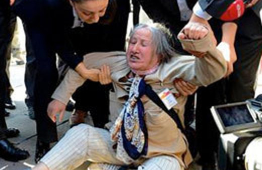 Meclis'te sinir krizi geçirdi