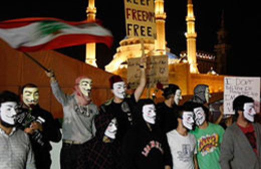 Anonymous üyelerinden maskeli yürüyüş