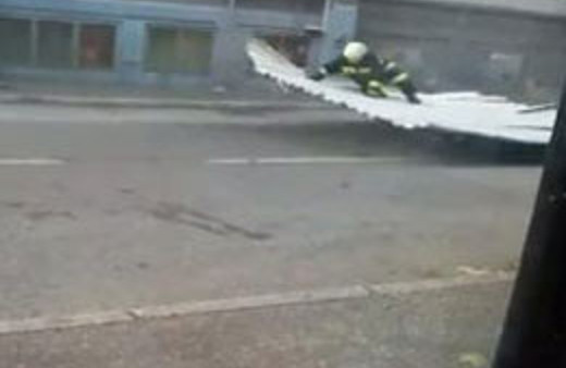 Fırtına itfaiyeciyi havaya uçurdu! İZLE