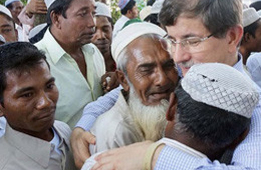 Bakan Davutoğlu'na sarılıp ağladılar!