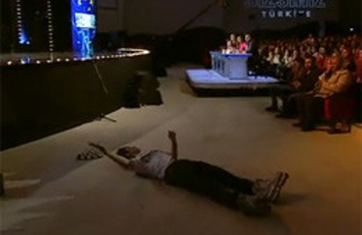 Yetenek Sizsiniz'de korkutan kaza!