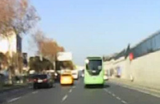 Lüks otomobiliyle trafiği alt üst etti!