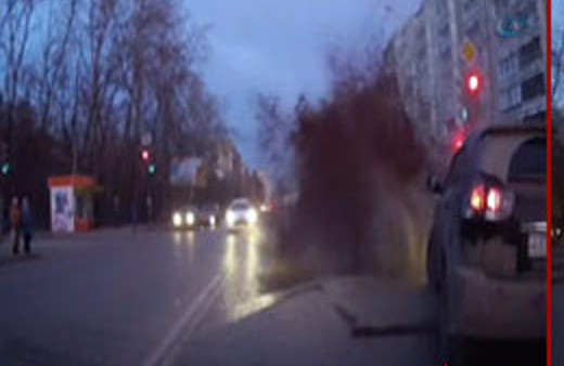 Patlayan su borusu kazaya neden oldu