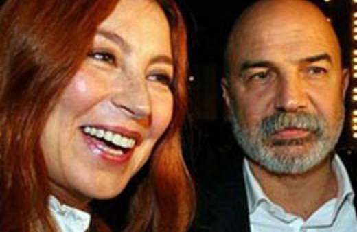 Kanser olan eşini yalnız bırakmadı