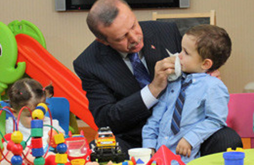 Tayyip Dedesi miniği işte böyle sevdi