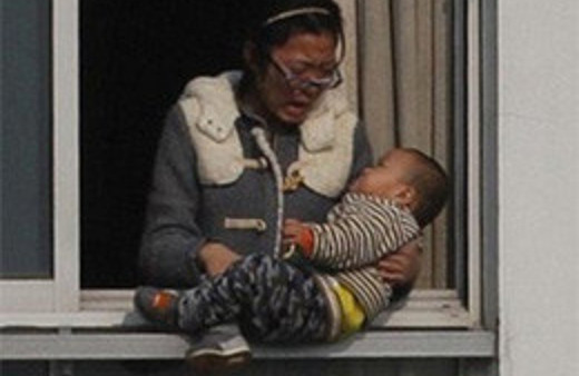 Bebeğini 12. kattan atacaktı!