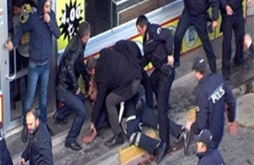 Biri bu polisleri durdursun lütfen!