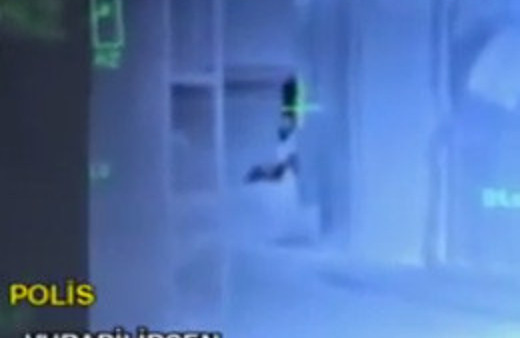 Pusu kuran göstericiye tek kurşun!