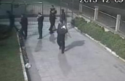 3 günlük bebeği sokağa atarken çekildi