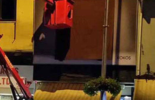 Müstehcen kokoş tabelası kriz çıkardı