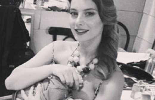 Ünlü oyuncudan emzirme fotoğrafı