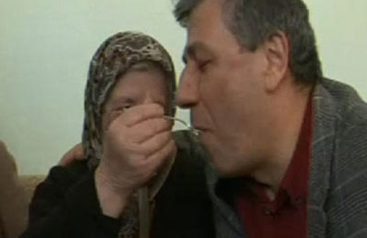 Balbay annesinin elinden börek yedi!