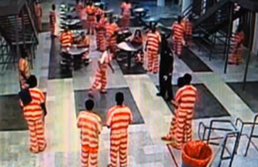 Gardiyan mahkumu döverek öldürdü