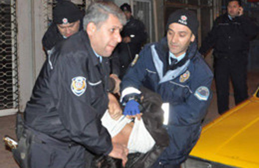 Annesi&nbsp;uyuşturucu haplarını sakladı diye...