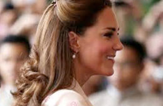 Kraliçeyi dinledi gerdanlığı kaptı!