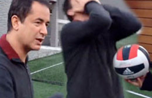 Emre ve Acun'dan ayak basketbolu İZLE