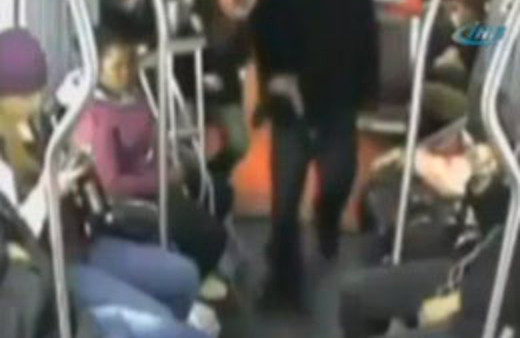 Metrobüste silahlı soygun İZLE