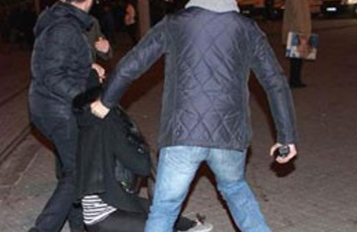 Polis kadın avukatı sürükledi!