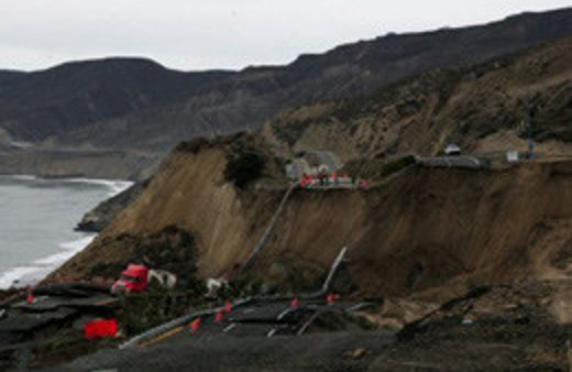 Meksika'da heyelan faciası yol çöktü