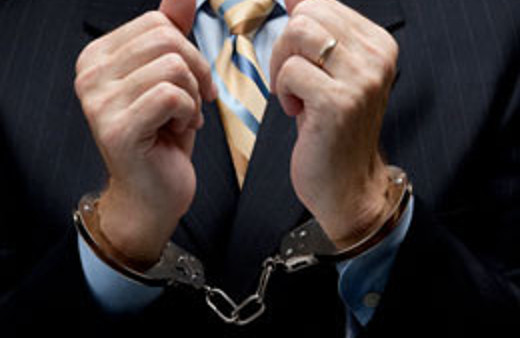 Eski bakan oğullarına tek özel muamele