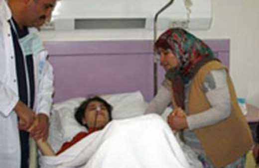 Arkadaş grubuna girmek için saçlarını yedi