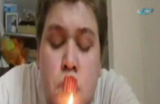 Dudağına yapıştırdığı torpili böyle patlattı