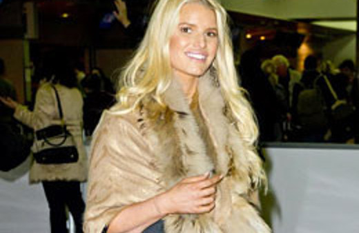 Ünlü şarkıcı verdiği kilolarla dikkat çekti!