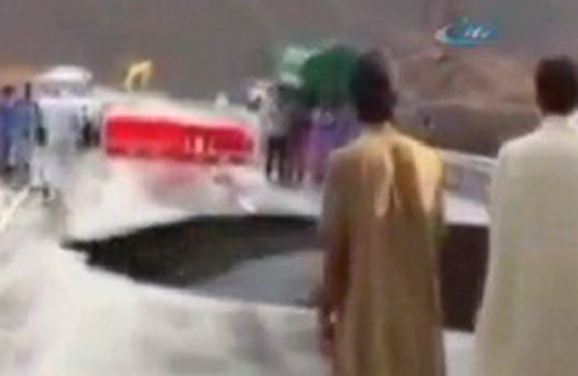 Yürüdüğü köprü böyle çöktü mucize!