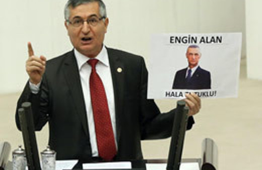 MHP'li Yeniçeri kürsüye fotoğrafla çıktı