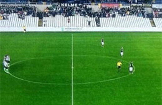 Futbol tarihine geçen protesto!