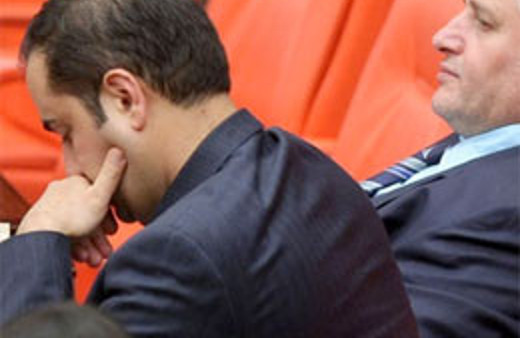 AK Parti'li vekilin önündeki kitaba dikkat!